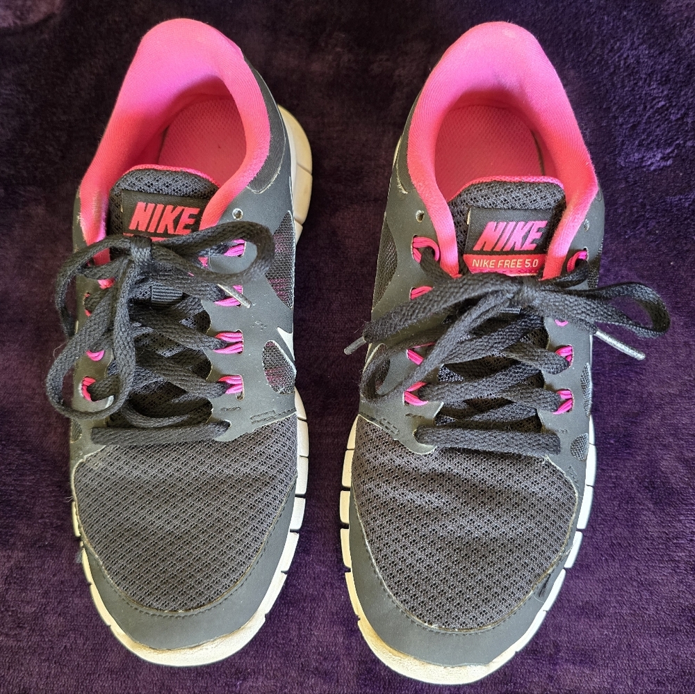 Nike Black and Pink Sneakers | Big Kid Size 3.5 - Picture 4 of 13
